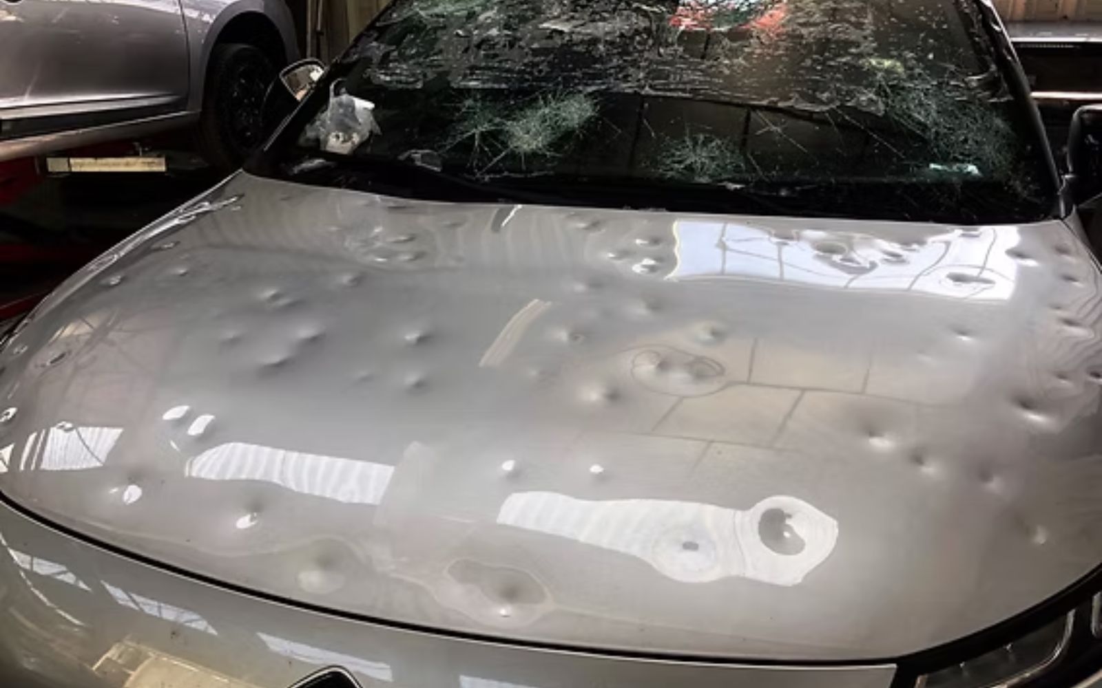 Voiture avec dégâts de grêle avant réparation